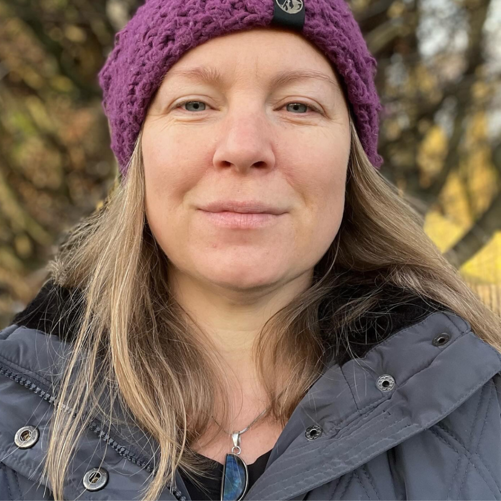 Photo of jen from barefoot bliss and books